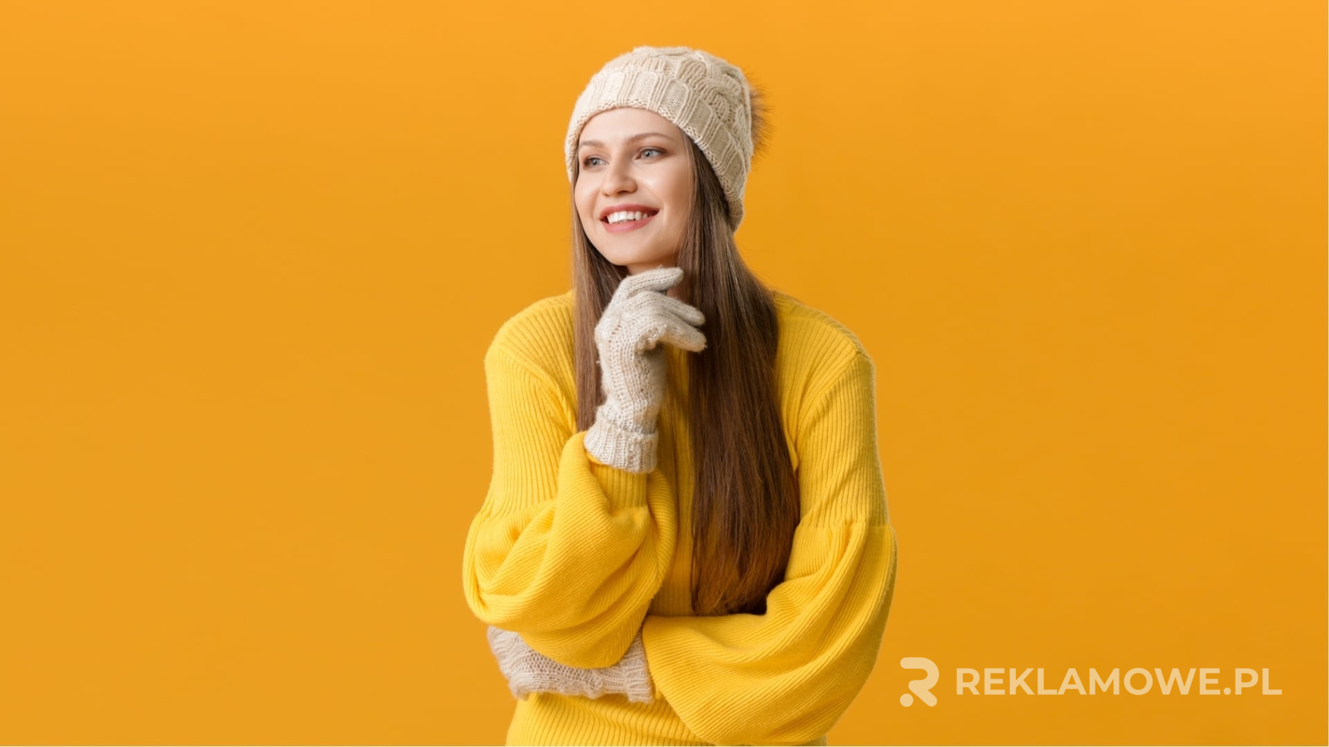 Ekologiczny sweter reklamowy na neutralnym tle