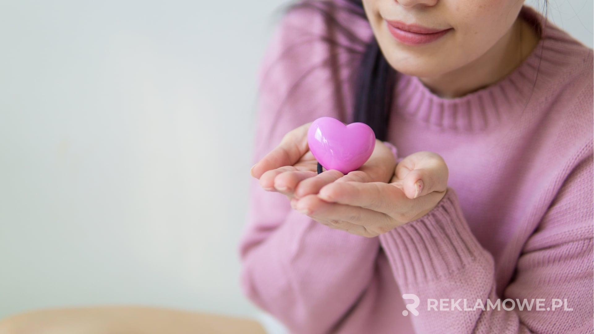 Spójna identyfikacja wizualna dzięki swetrom reklamowym Swetry reklamowe tworzące spójną identyfikację wizualną