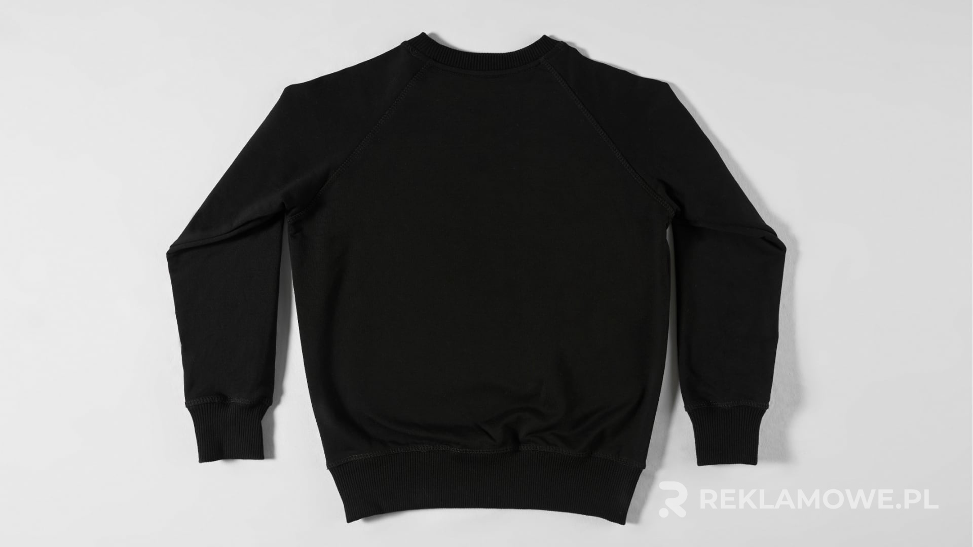Kolorowe swetry reklamowe prezentujące styl marki