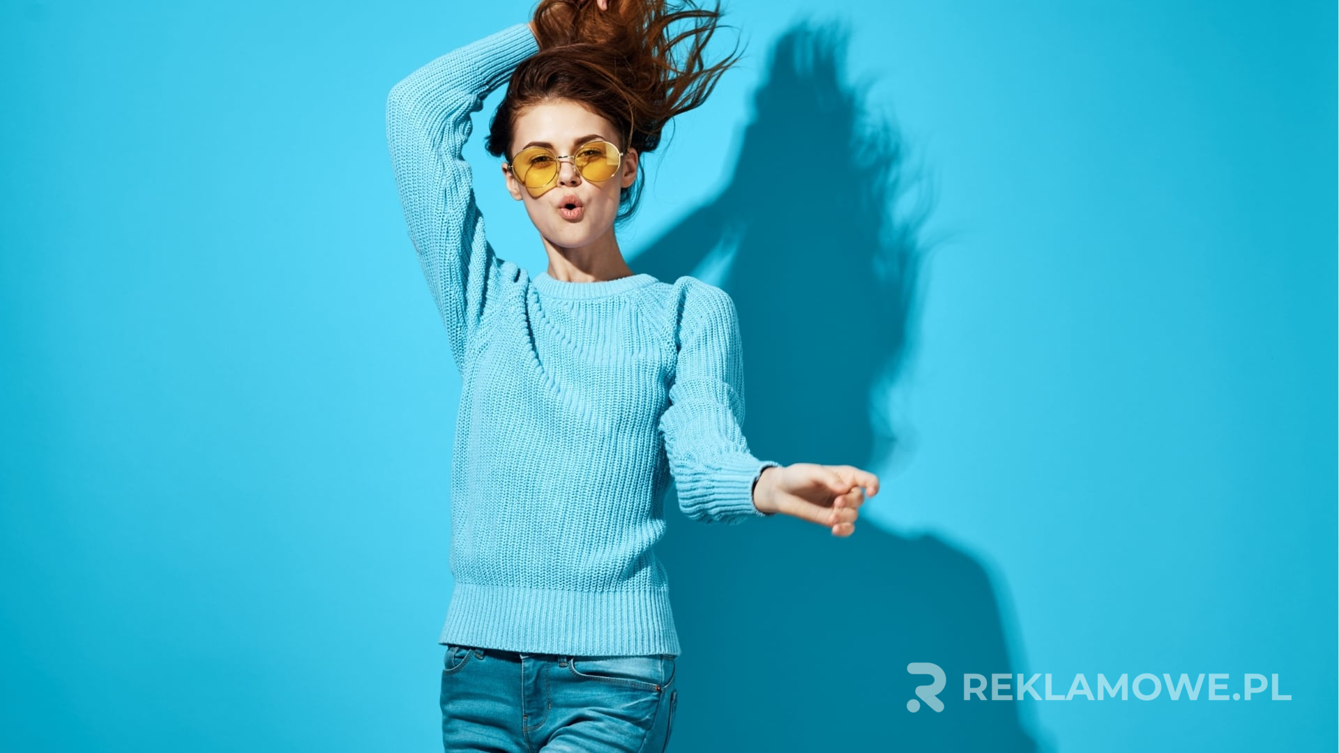 Planowanie Kampanii Reklamowej z Wykorzystaniem Swetrów Reklamowych Zdjęcie planowania kampanii reklamowej z użyciem swetrów