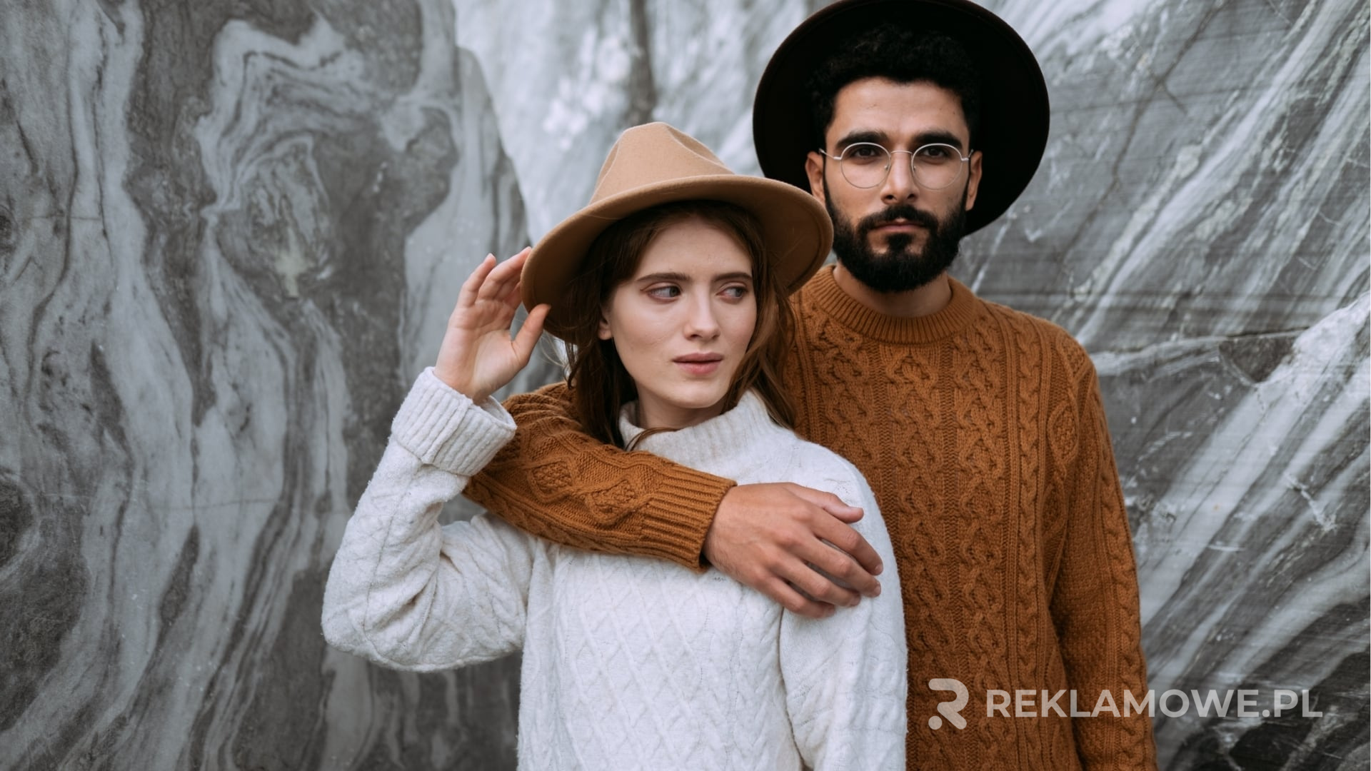 Błędy w projektowaniu swetrów reklamowych – jak ich unikać? Projektowanie efektywnych swetrów reklamowych