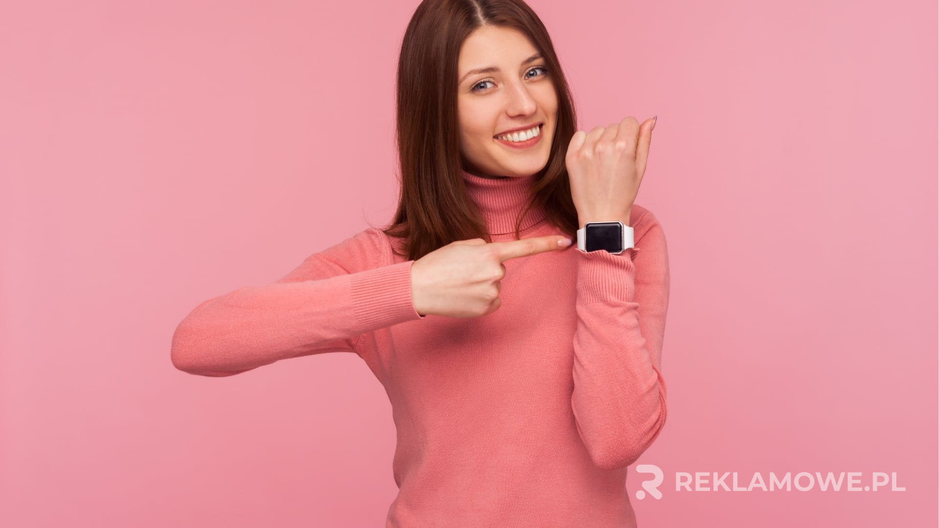 Kolorowy sweter reklamowy na manekinie