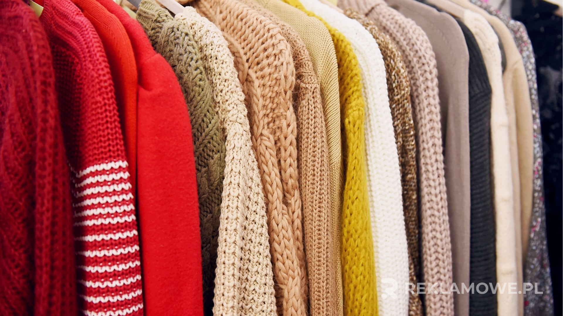 Idealny sweter reklamowy – jak wybrać? Elegancki sweter reklamowy z logo firmy