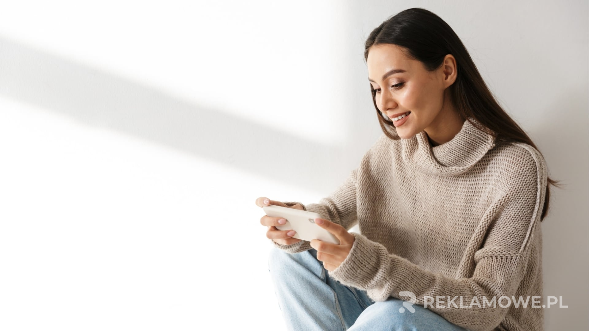 Sweter reklamowy zwiększający rozpoznawalność marki