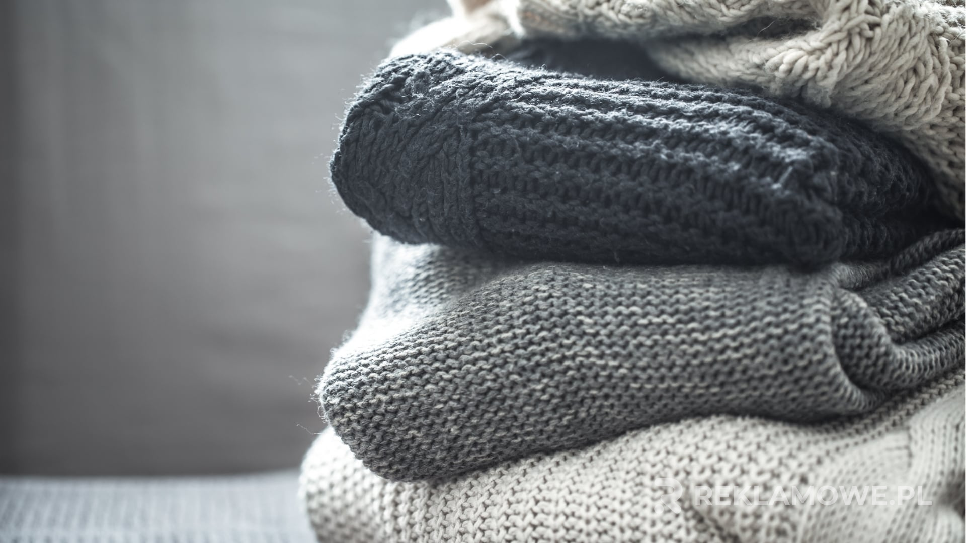 Sweter reklamowy na sezonową kampanię