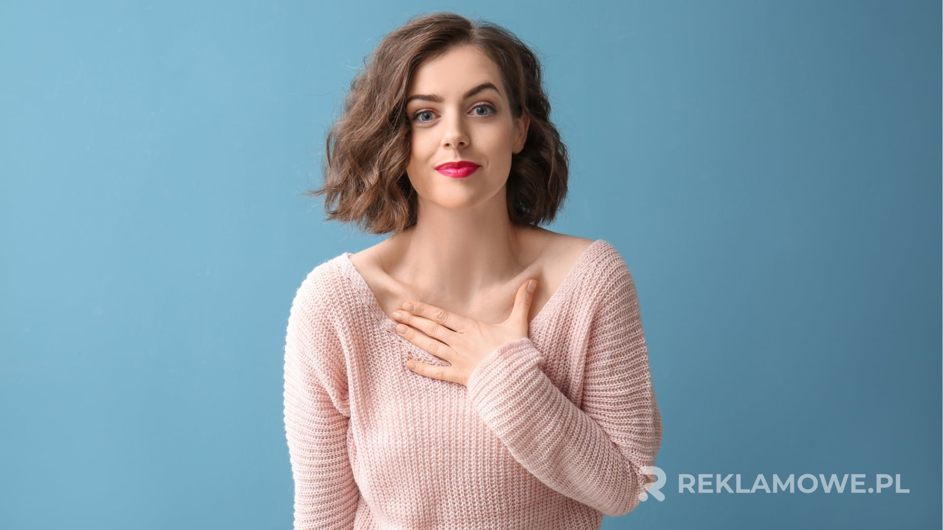 Swetry reklamowe w strategii promocyjnej Sweter reklamowy jako narzędzie marketingowe