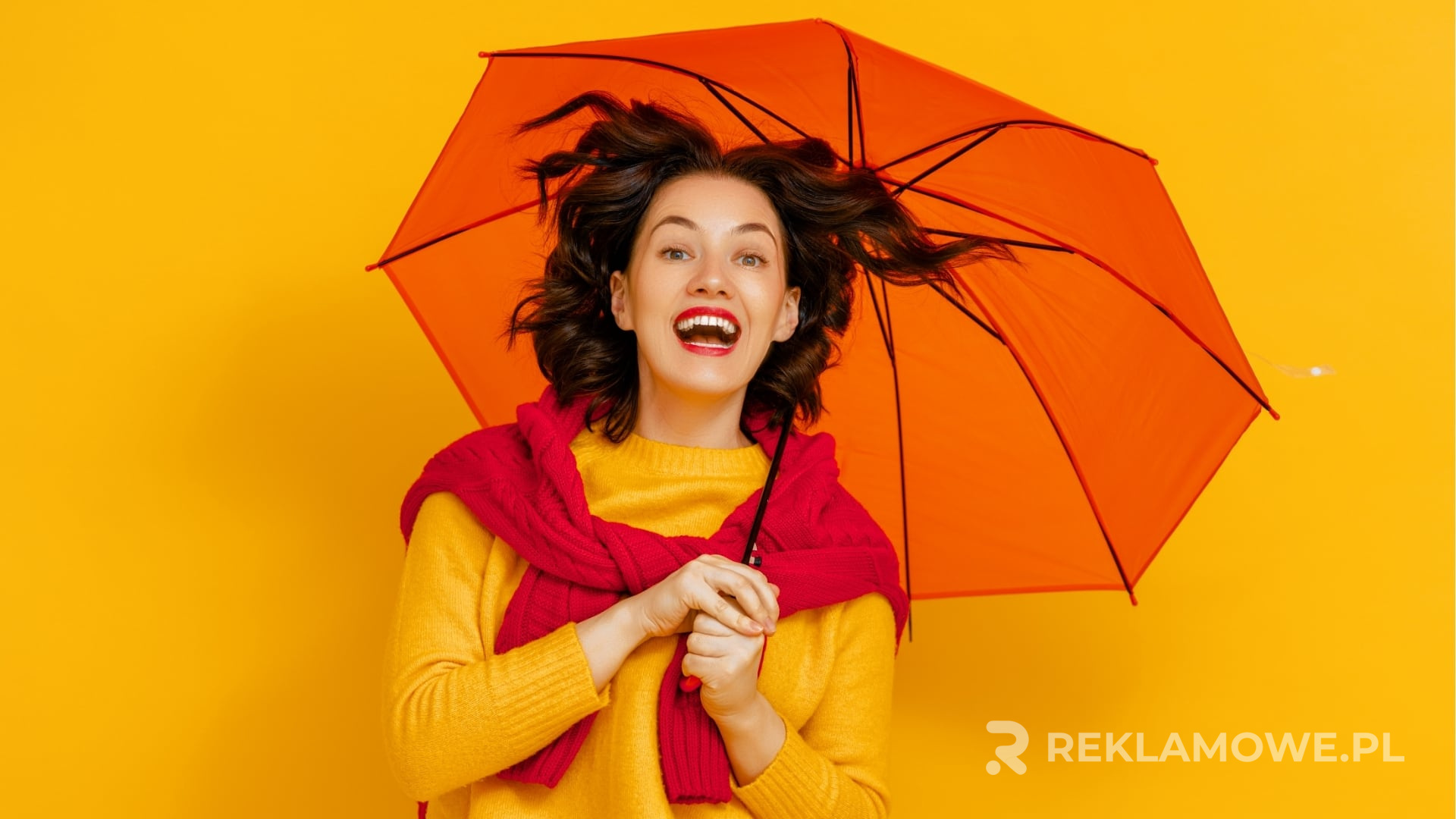 Osoba przymierzająca kolorowy sweter reklamowy