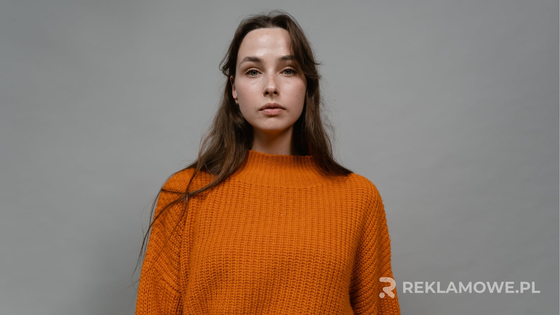 Swetry reklamowe dla dzieci jako atrakcyjny produkt marketingowy Dziecko w kolorowym swetrze reklamowym