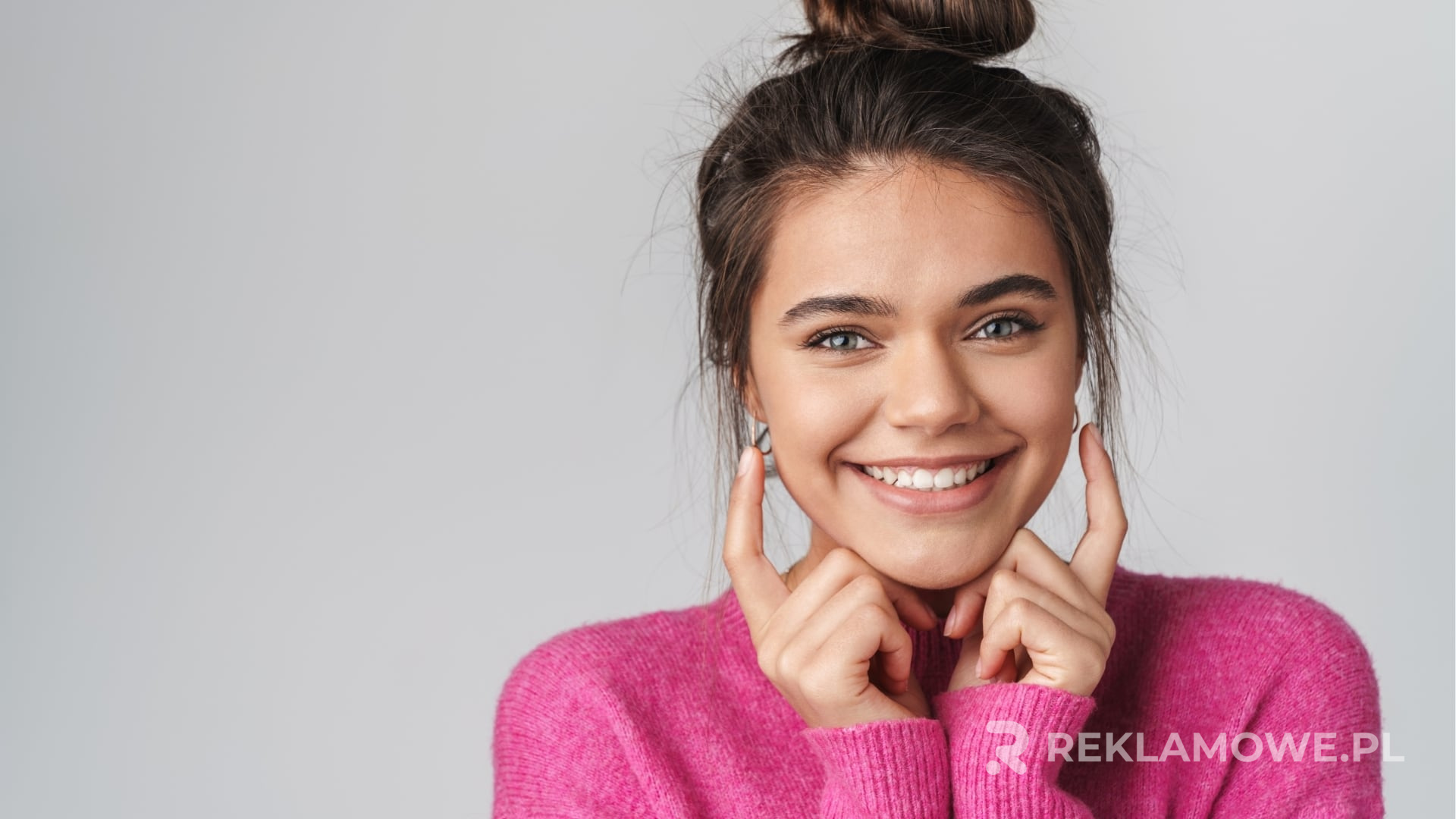 Sweter reklamowy użyty w kreatywnej kampanii marketingowej