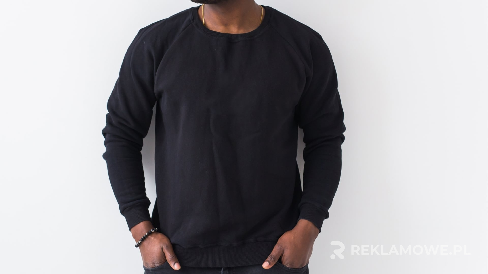 Sweter z logo firmy jako przykład reklamy
