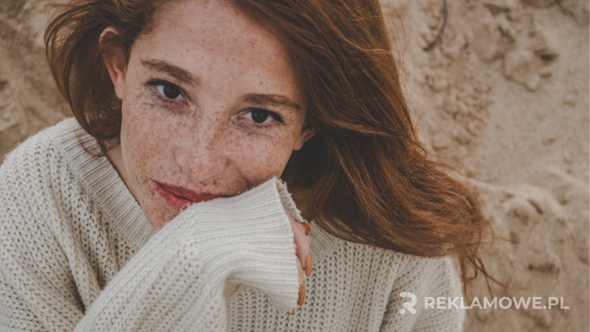 Swetry reklamowe zwiększające lojalność klientów