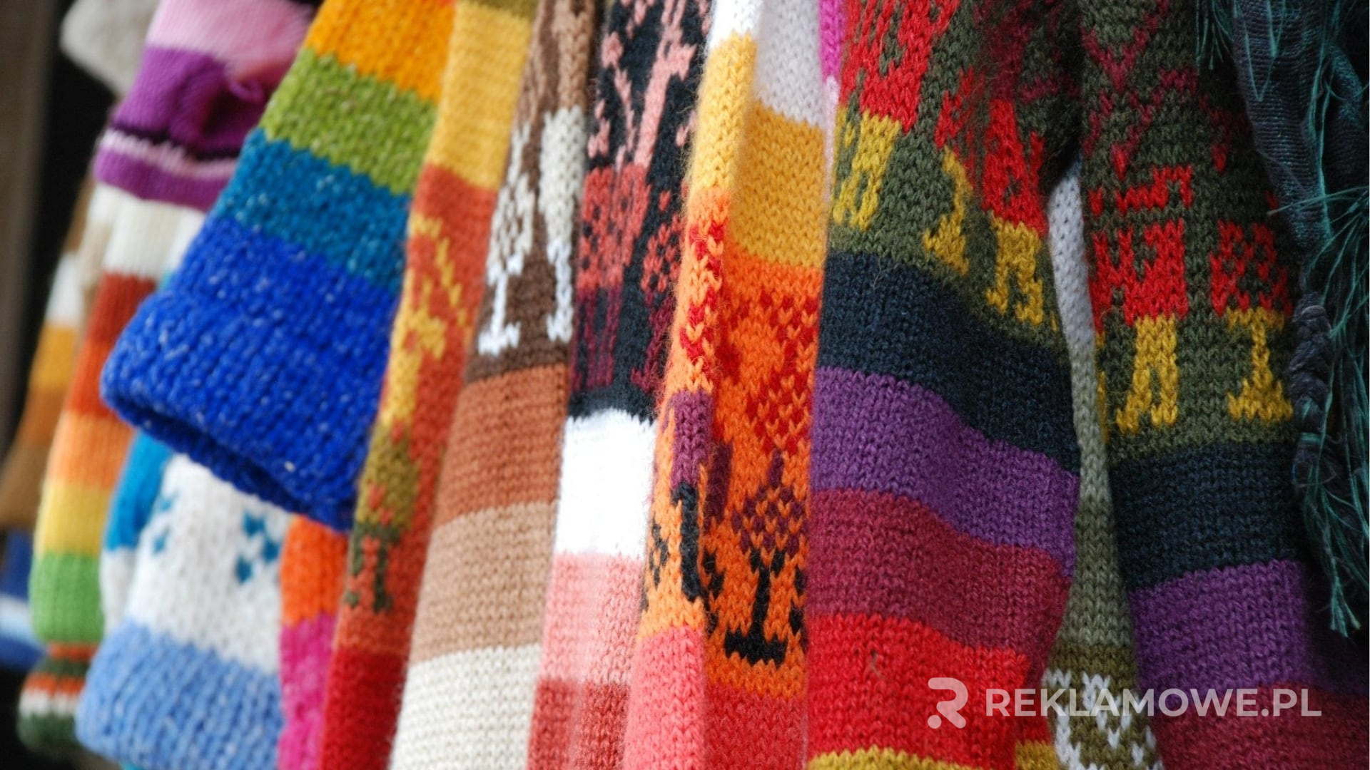 Trendy w Swetrach Reklamowych – Styl przez Cały Rok Różnorodne swetry reklamowe układające się w modny trend