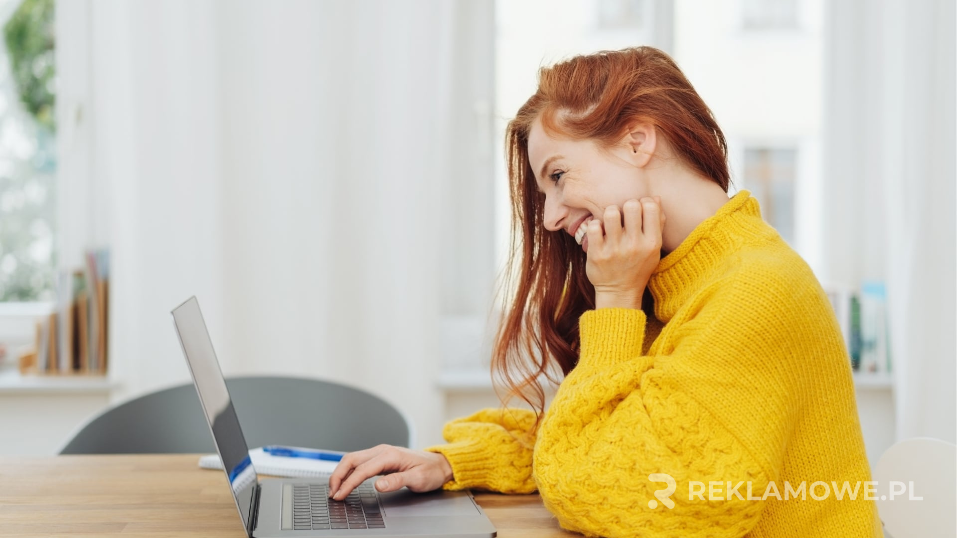 Stos swetrów reklamowych różnych marek