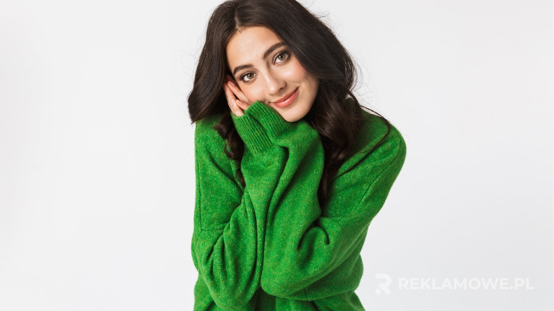 Swetry reklamowe zintegrowane z inną odzieżą promocyjną